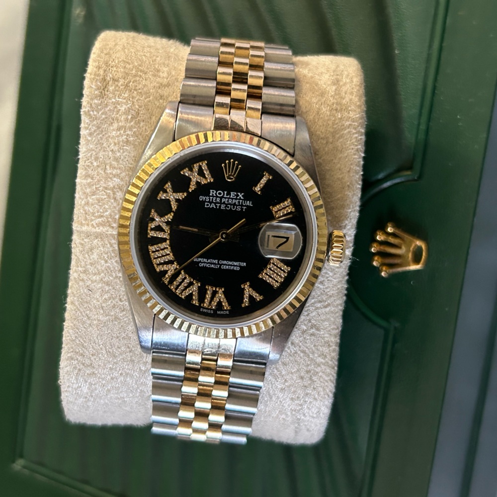 🔥Timeless Elegance: Two-Tone Rolex Roman Datejust with Black Dial.